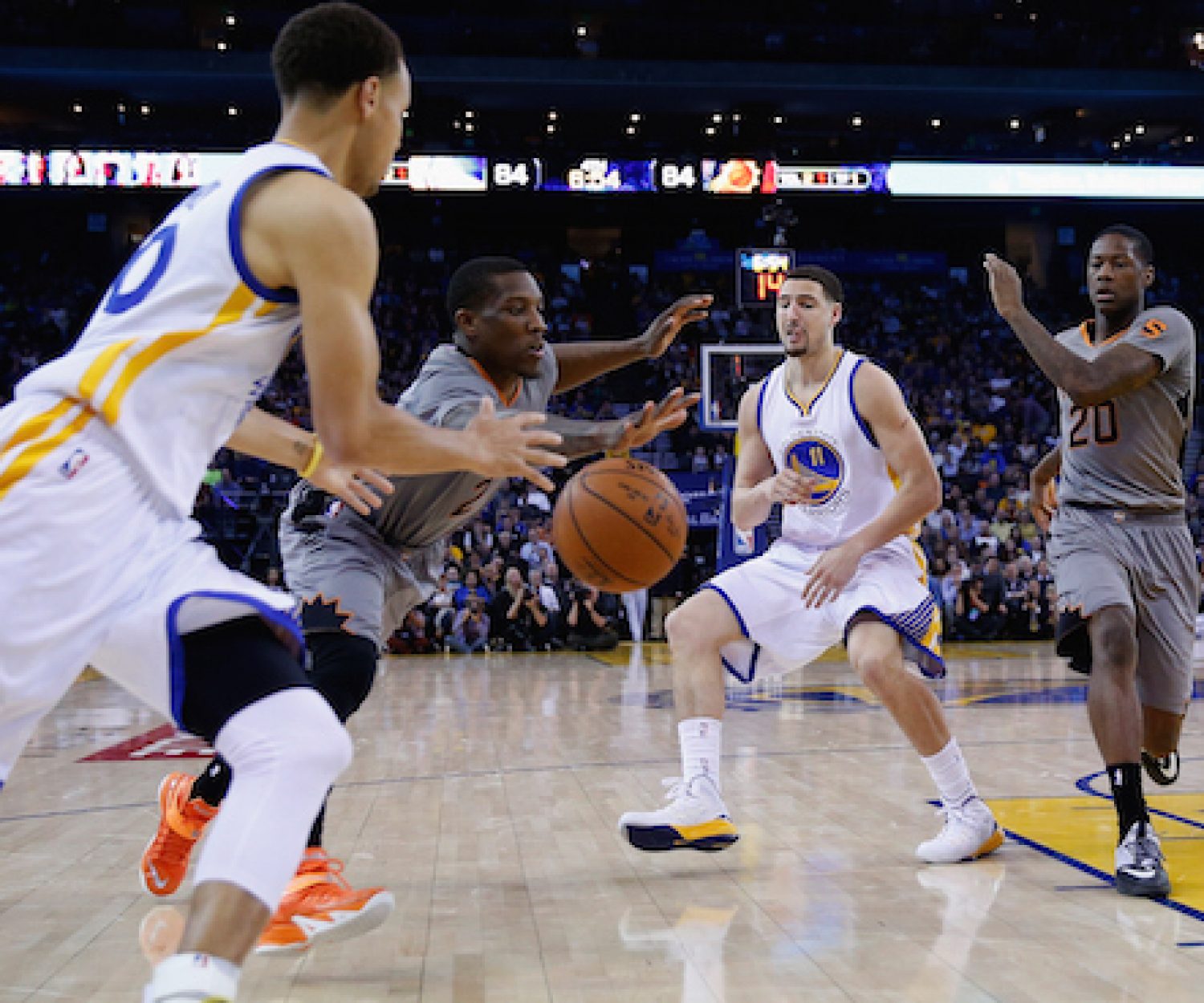 OAKLAND, CA - APRIL 02:  Klay Thompson #11 passes the ball to Stephen Curry #30 of the Golden State Warriors while Eric Bledsoe #2 and Archie Goodwin #20 of the Phoenix Suns play defense at ORACLE Arena on April 2, 2015 in Oakland, California.  NOTE TO USER: User expressly acknowledges and agrees that, by downloading and or using this photograph, User is consenting to the terms and conditions of the Getty Images License Agreement.  (Photo by Ezra Shaw/Getty Images)